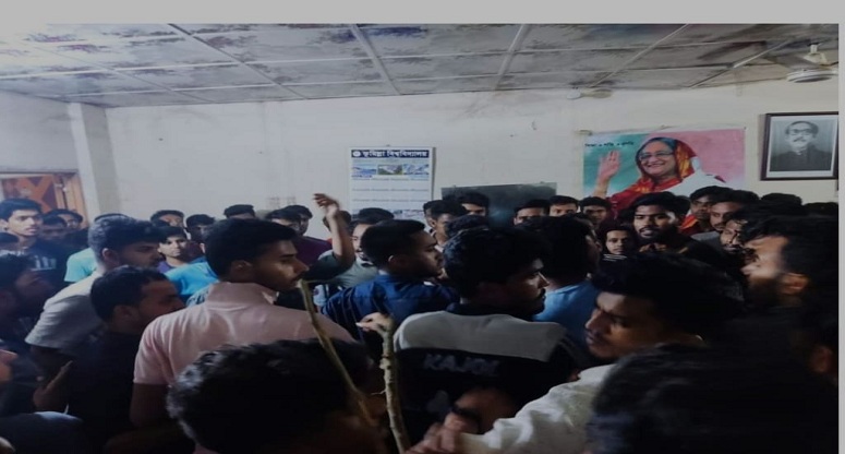 কুবিতে তুচ্ছ ঘটনাকে কেন্দ্র করে ছাত্রলীগের দুই গ্রুপের মারামারি