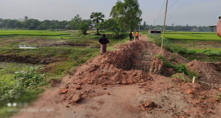 ধামরাইয়ে রাতের আঁধারে সড়কের মাটি লুট, থানায় অভিযোগ