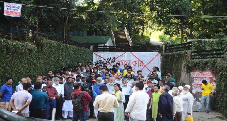 মুক্তিযুদ্ধ যাদুঘরের দাবিতে সাকার বাড়ি ঘেরাও