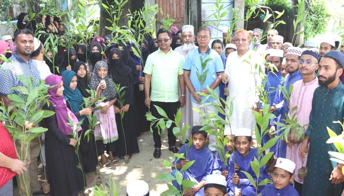 দেবপুর ইসলামিয়া ফাজিল মাদ্রাসা প্রঙ্গনে বৃক্ষরোপন কর্মসুচিতে অংশগ্রহন করেন, ফেনী ১ আসনের সাংসদ সদস্য আলাউদ্দিন আহমেদ চৌধুরী নাসিম,ছাগলনাইয়া উপজেলা পরিষদ চেয়ারম্যান ও পোর্টল্যান্ড গ্রুপের ব্যবস্থাপনা পরিচালক মোহাম্মদ মিজানুর রহমান মজুমদার