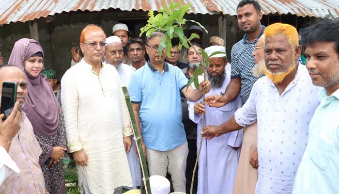 দেবপুর ইসলামিয়া ফাজিল মাদ্রাসা প্রঙ্গনে বৃক্ষরোপন কর্মসুচিতে অংশগ্রহন করেন, ফেনী ১ আসনের সাংসদ সদস্য আলাউদ্দিন আহমেদ চৌধুরী নাসিম,ছাগলনাইয়া উপজেলা পরিষদ চেয়ারম্যান ও পোর্টল্যান্ড গ্রুপের ব্যবস্থাপনা পরিচালক মোহাম্মদ মিজানুর রহমান মজুমদার