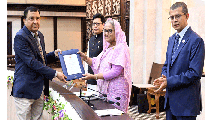 প্রধানমন্ত্রীর নিকট পার্বত্য চট্টগ্রাম মন্ত্রণালয়ের এপিএ হস্তান্তর