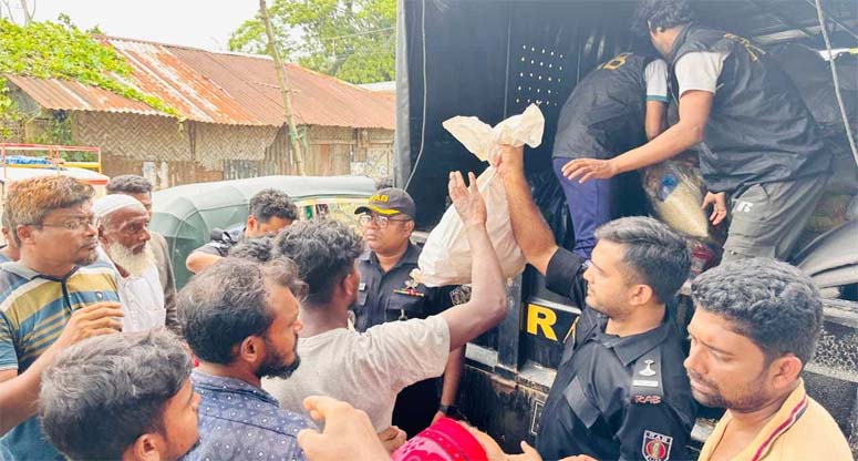 ফেনীর বন্যায় ক্ষতিগ্রস্থ দেড় হাজার পরিবারকে ত্রাণ দিল র‌্যাব-৭