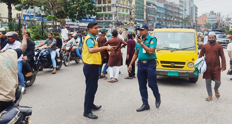 রাজধানীতে ট্রাফিক আইন লঙ্ঘন, ৬২৭ মামলায় জরিমানা ২৬ লাখ