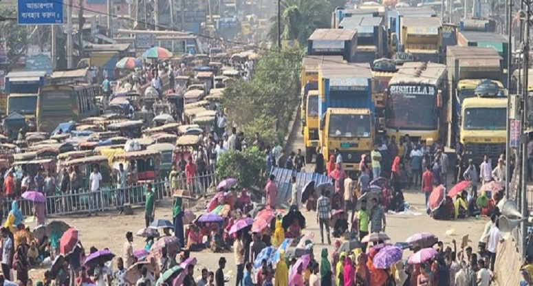 সাভারে পোশাক শ্রমিকদের মহাসড়ক অবরোধ