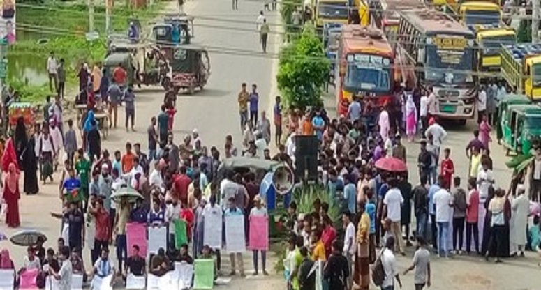 গাজীপুরে বকেয়া বেতনের দাবিতে ঢাকা-ময়মনসিংহ মহাসড়ক অবরোধ