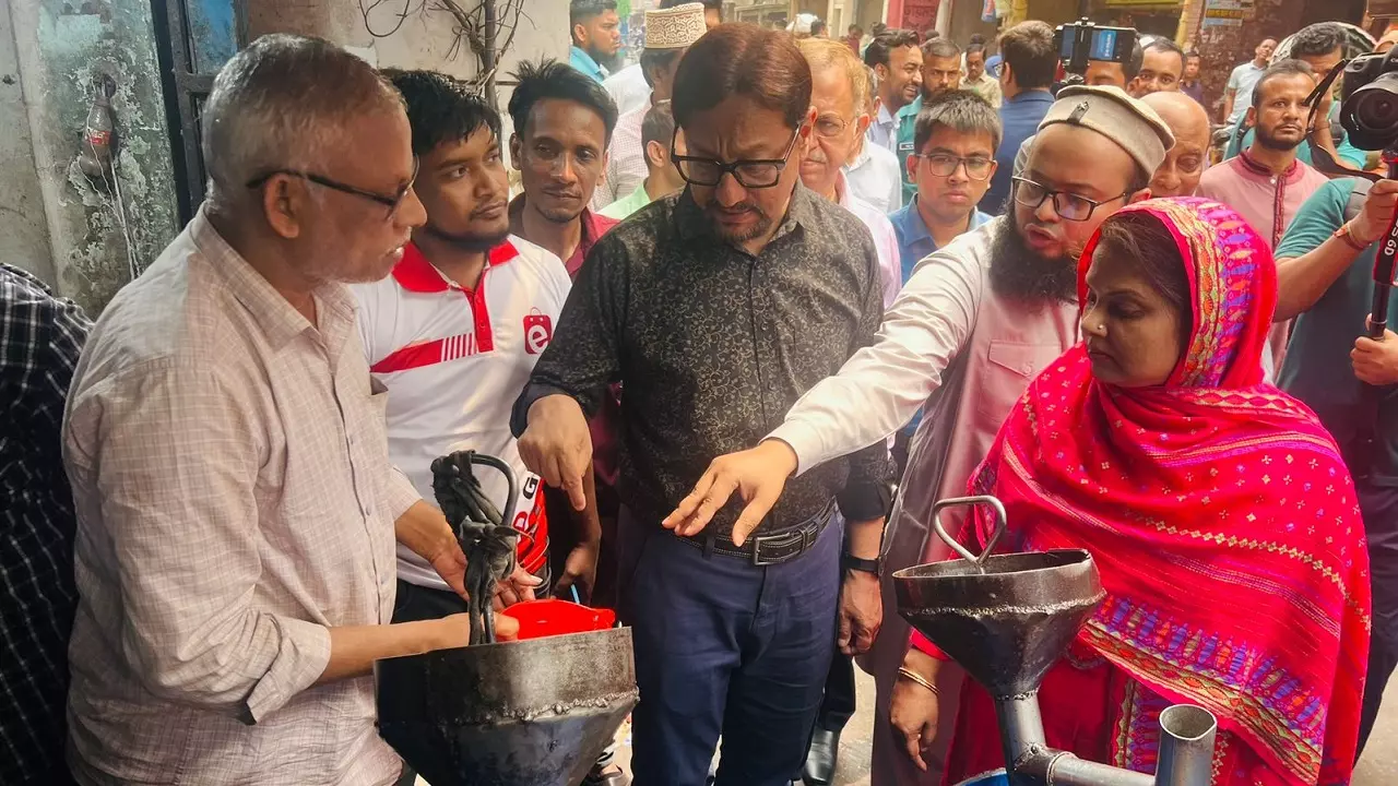 দাম বাড়ানোর জন্য তেল বাজার থেকে উধাও করেছে ব্যবসায়ীরা