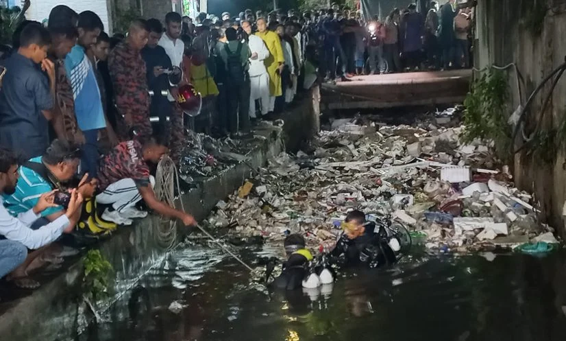 ‘মরণফাঁদ’ খাল-নালার তালিকা করছে চসিক