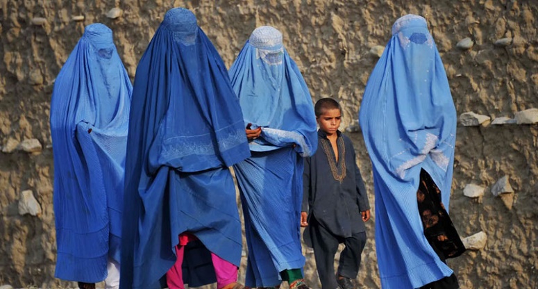 আফগানিস্তানে বেড়ে গেছে বোরকার দাম