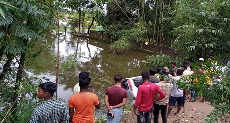 কক্সবাজারে মাইক্রোবাস খাদে পড়ে নিহত-৭