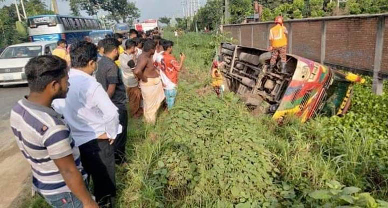 ধামরাইয়ে যাত্রীবাহী বাস খাদে, আহত ১০