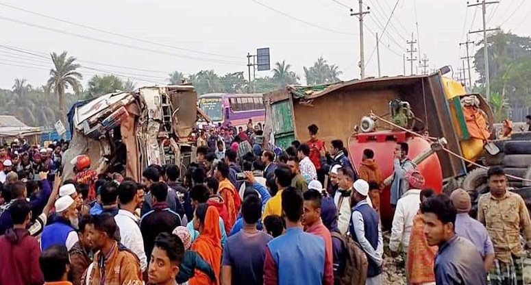 ময়মনসিংহে দাঁড়িয়ে থাকা ট্রাককে বাসের ধাক্কা, নিহত ২