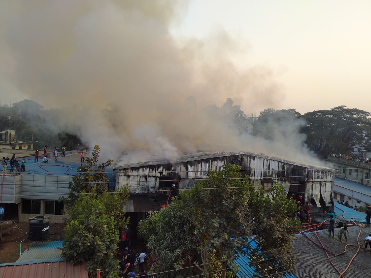 চট্টগ্রামে কর্নেলহাটে ফার্নিচার মার্কেটে আগুন,অগ্নিদগ্ধ অনেকে