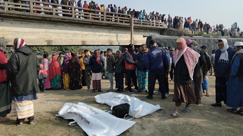 দিনাজপুরে যাত্রীবাহী বাস খাদে, নারীসহ নিহত ২