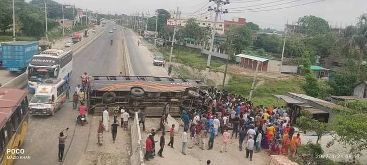 ধামরাইয়ে সড়ক নির্মাণে ধীরগতি, বাস উল্টে আহত ২০