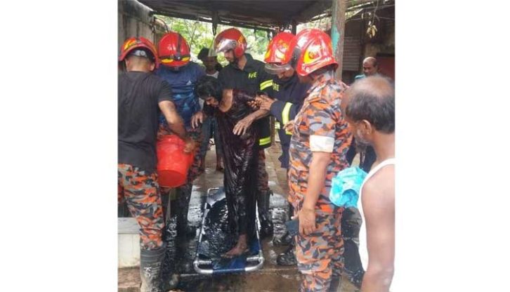 চট্টগ্রামে খালের কাদায় আটকে যাওয়া নারী উদ্ধার