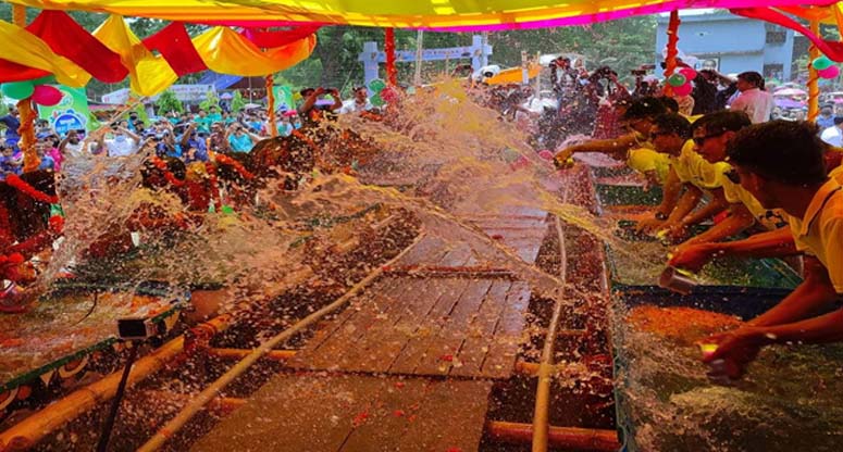 রাঙামাটিতে জলোৎসবের মধ্য দিয়ে শেষ হচ্ছে বৈসাবি উৎসব