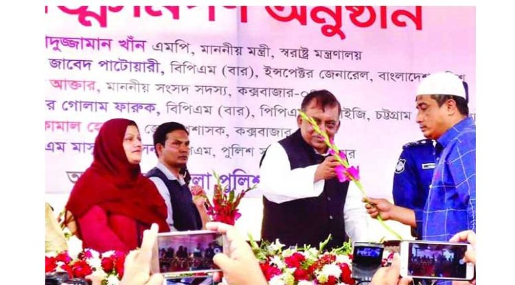 স্বরাষ্ট্রমন্ত্রীর হাতে ফুল তুলে দেন ব্যবসায়িরা