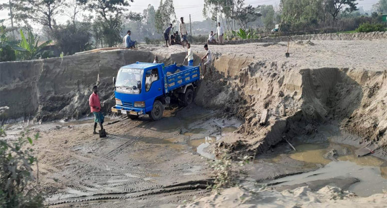 আনোয়ারায় অবৈধ বালু জব্দ, নিলামে বিক্রি