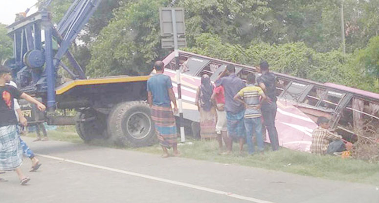 পটিয়ায় বাস নিয়ন্ত্রণ হারিয়ে নিহত ২