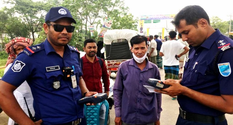 পদ্মা সেতুতে ছবি তোলায় ২ জনের জরিমানা