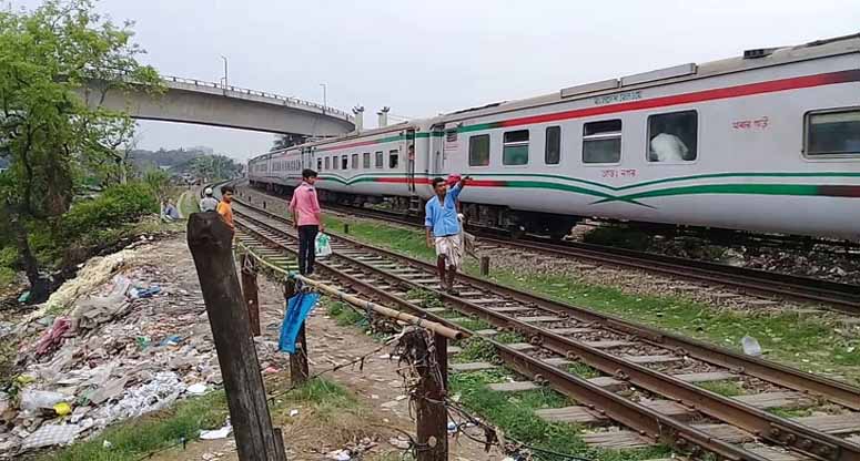 কুড়িল বিশ্বরোডে ট্রেনে কাটা পড়ে নিহত ১