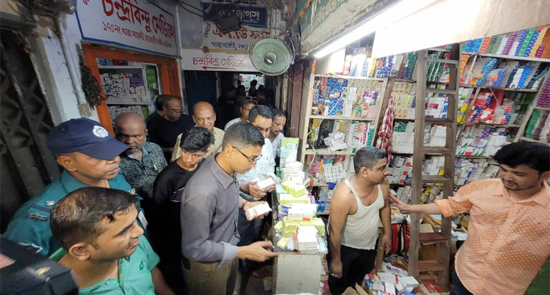 চট্টগ্রামে ডিএনএস স্যালাইন সংকট, হাজারী গলিতে স্যাম্পল ঔষধ জব্দ