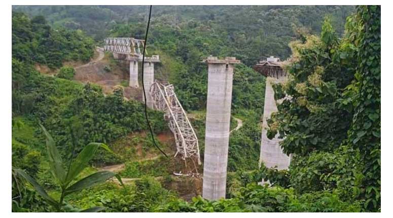 মিজোরামের সাইরাঙে বুধবার সকাল ১০টা নাগাদ সেতু তৈরির কাজ চলছিল। আচমকা নির্মাণাধীন অংশ ভেঙে পড়ে।