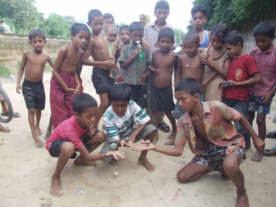 বিলুপ্তির পথে লাটিম খেলা