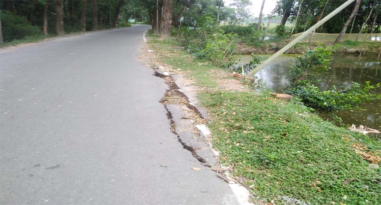 ভাঙ্গনের মুখে বোয়ালখালীর বেঙ্গুরা সড়ক