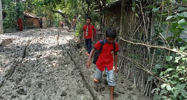 ৫২ বছরেও উন্নয়নের ছোঁয়া লাগেনি শার্শার সড়কটিতে