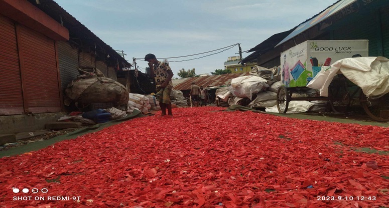 পণ্যের কাঁচামাল যখন পুরোনো প্ল্যাষ্টিক