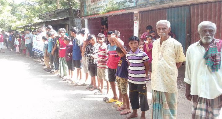 বোয়ালখালীতে মাদক ব্যবসায়ীদের বিরুদ্ধে গ্রামবাসীর মানববন্ধন