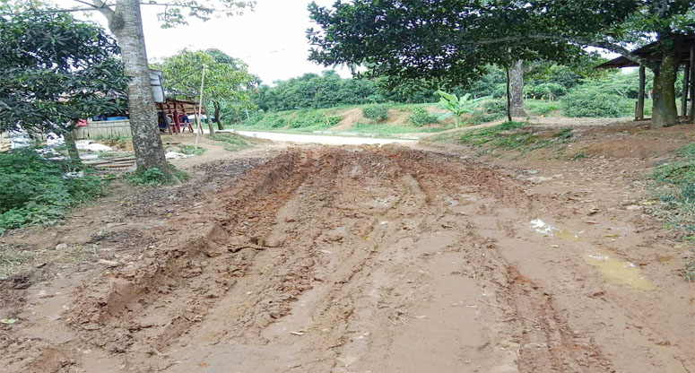 বড়পিলাকে কাঁচা রাস্তায় জনদুর্ভোগ চরমে, নাকাল এলাকাবাসী