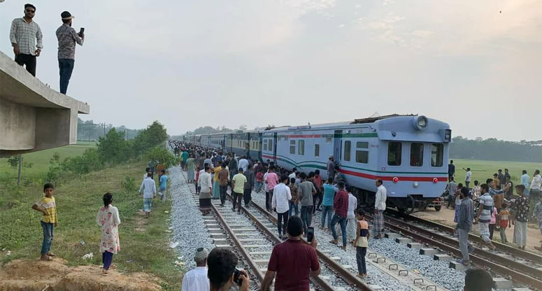 কক্সবাজারে পৌঁছাল বহুল কাঙ্খিত ট্রেন