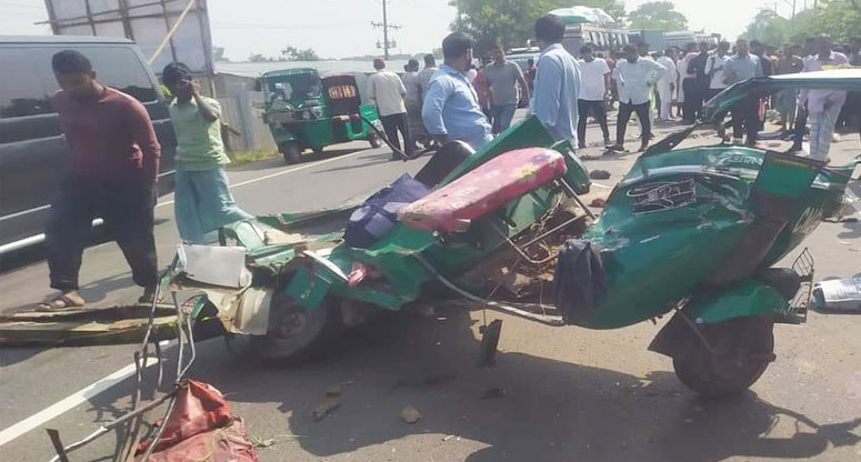 হাটহাজারীতে বাস-অটোরিক্সা সংঘর্ষে নিহত ৭, আহত ৩