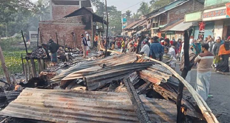 বরিশালে আগুনে পুড়েছে ৮ দোকান