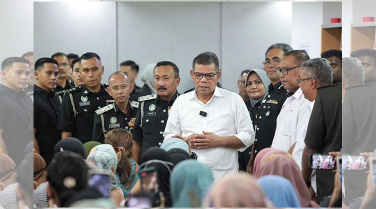 Datuk Seri Saifuddin Nasution Ismail who visited the Selangor Immigration Department on Tuesday (Jan 9). The Home Ministe