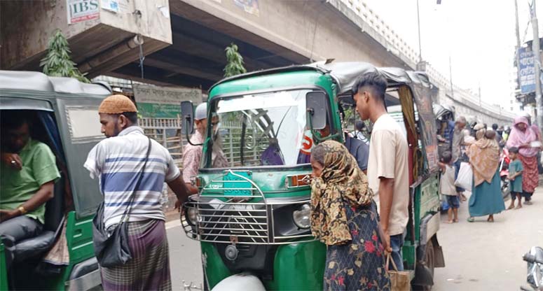 দেওয়ানহাট মোড়ে ভিক্ষুকদের উৎপাত!