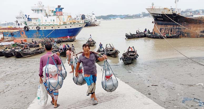 দুধের চাহিদা মেটাতে দুধওয়ালা