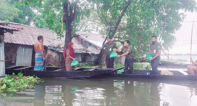 বন্যাদুর্গতদের পাশে আনসার ও গ্রাম প্রতিরক্ষা বাহিনী