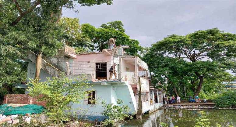 কর্ণফুলীতে বাদামতল খালমুখ দখলমুক্ত করতে উচ্ছেদ অভিযান