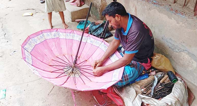 ছাতা মেরামত যখন পেশা