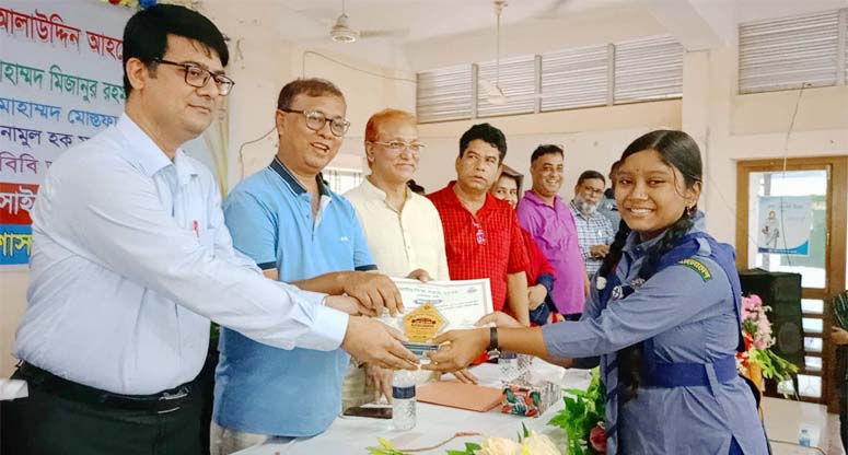 ছাগলনাইয়ায় জাতীয় শিক্ষা সপ্তাহের পুরষ্কার বিতরণ