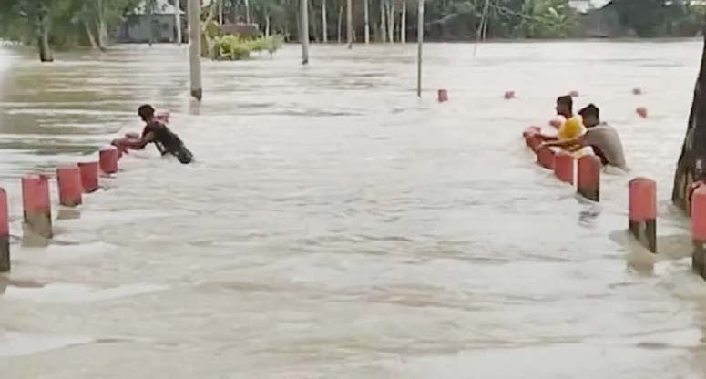 জামালপুরে যমুনা নদীর পানি বৃদ্ধিতে ঘর ছাড়া সাধারণ মানুষ