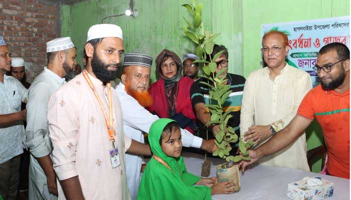 চেয়ারম্যান মিজানুর রহমান মজুমদার শিক্ষার্থীদের হাতে গাছের চারা তুলে দেন।