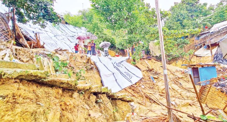 কক্সবাজারে পাহাড়ধসে প্রাণ গেল দুইজনের