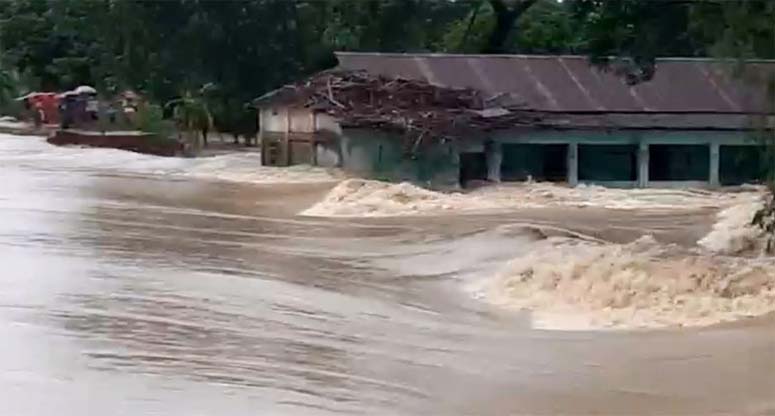 বাঁধ ভেঙে আখাউড়ায় বন্যা