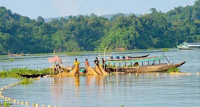 মধ্যরাত থেকেই কাপ্তাই হ্রদে শুরু হচ্ছে মাছ শিকার