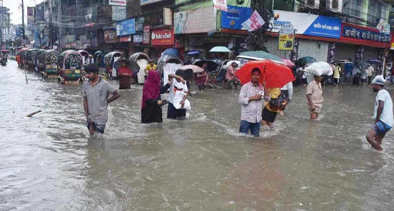 রাতভর বৃষ্টিতে চট্টগ্রামে জলাবদ্ধতা, পাহাড়ধসের আশংকা